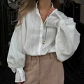 Elegante witte blouse met lange mouwen, modieuze pofmouwen en een klassieke kraag - S / Tops / Wit
