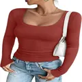 Detalle de top de punto acanalado ajustado rojo óxido con cuello en U para mujer - Rojo Oxido