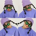 Primer plano de gafas de sol de píxel divertidas con lentes verdes y letras blancas - Estilo Píxel de Perdón / Verde