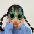 Primo piano di occhiali da sole divertenti a forma di albero di Natale indossati da modella - Stile Albero di Natale / Verde