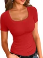 Primo piano del tessuto a costine rosso e dello scollo quadrato di una t-shirt slim - Taglia S / Top / Rosso
