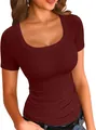Primo piano di t-shirt bordeaux a coste, maniche corte, scollo tondo e vestibilità slim. - Borgogna