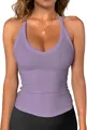 Primo piano di un top a costine lilla con scollo a V che mostra la trama in maglia slim - Viola