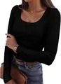Dettaglio della maglia nera a maniche lunghe a costine con vestibilità slim e scollo - Taglia S / Top / Nero