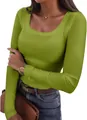 Dettaglio del top aderente a coste a maniche lunghe con scollo tondo verde lime per donna. - Verde oliva