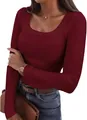 Primo piano di un top bordeaux a maniche lunghe a coste slim fit elasticizzato donna - Borgogna