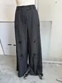 Detailansicht der schwarzen Paillettenstickerei auf der nadelstreifen weiten Hose für Damen - S / Unterteile
