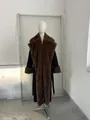 Λεπτομέρεια ενός κομψού μαύρου μάλλινου παλτό με καφέ γιακά και μανσέτες από ψεύτικη γούνα. - S / Tops / Μαύρο