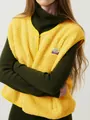 Gilet en polaire jaune court avec fermeture à boutons et détail de l'écusson sur le buste - Jaune