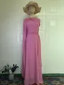 Elegante roze mouwloze avondjurk met gedrapeerd schouderdetail en vloerlange chiffon rok - S / Dresses / Roze