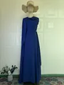 Elegante koningsblauwe avondjurk met een wikkeldoek, volledig zicht op de pop - S / Dresses / Donkerblauw