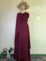 Elegante bordeauxrode mouwloze maxi-avondjurk met overslaglijfje en bijpassende ceintuur - Karmijnrood