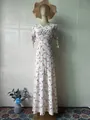 Elegante vestido maxi floral blanco con cuello en V, mangas cortas con lazo y talle imperio - S / Vestidos / Blanco