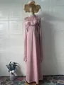 Elegante roze zijdeachtige maxi-jurk met lange mouwen op een mannequin met een strohoed. - S / Dresses / Roze