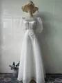 Elegante abito lungo in raso bianco con maniche a sbuffo e vita decorata con perle - Taglia S / Vestiti / Bianco