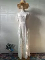 Robe longue fleurie blanche élégante avec volants latéraux sur un mannequin de mode - S / Robes / Fleur Rouge