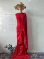 Volledig overzicht van een luxe rode mouwloze avondjurk op een etalagepop in de kamer. - S / Dresses / Rood