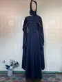 Detailansicht eines eleganten dunkelblauen Langarmkleids mit Perlenbesatz und Kopftuch - Marineblau