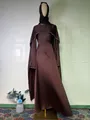 Elegantes schokobraunes Satinkleid mit perlenbesetzten Cape-Ärmeln und passendem Hijab - Dunkelbraun