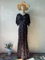 Elegante abito lungo nero a fiori con scollo a V presentato su un manichino sartoriale - Taglia S / Vestiti / Nero