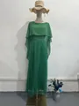 Elegante groene geplooide maxi-jurk met sjaal-cape en bijpassende strooien hoed. - S / Dresses / Groen