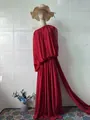Detailansicht eines eleganten roten One-Shoulder-Abendkleids mit fließender Schleppe - S / Kleider