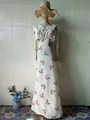Elegantes Maxikleid mit Blumenmuster, V-Ausschnitt, langen Ärmeln und Faltenbund. - S / Kleider / Gebrochenes Weiß