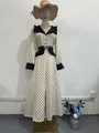 Retro witte maxi-jurk met stippen met elegante zwarte kantkraag en hartvormige riem - S / Dresses / Wit