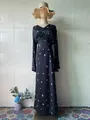 Elegantes Maxikleid mit Blumenmuster, V-Ausschnitt und langen Ärmeln aus schwarzem Satin - S / Kleider / Schwarz