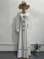 Robe longue blanche élégante avec liserés noirs et nœuds en cristal étincelants pour l'automne. - S / Robes / Blanc