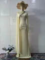 Elegante vestido largo asimétrico amarillo crema en un maniquí en un estudio - S / Vestidos / Amarillo