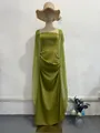 Gedetailleerde weergave van de olijfgroene avondjurk met elegante transparante sjaal en geplooide taille. - S / Dresses / Groen