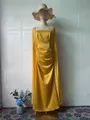 Elegante gele satijnen avondjurk met lange sjaalmouwen en een gedrapeerd tailleontwerp - S / Dresses / Citroengeel
