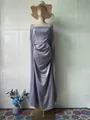 Elegante lavendel satijnen avondjurk met cape-mouwen en geplooid ontwerp aan de voorkant. - S / Dresses / Lichtgrijs