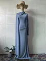 Vista detallada del vestido de noche azul claro ajustado con elegante drapeado al hombro. - S / Vestidos / Azul Niebla