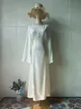 Elegantes weißes langärmeliges Maxikleid mit Spitzenbesatz an den Ärmeln im Detail - S / Kleider / Weiß