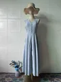 Vista detallada de un elegante vestido largo sin mangas con cuello en V azul claro en maniquí - S / Vestidos / Azul claro