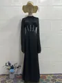 Elegantes schwarzes langärmliges Maxikleid auf Schaufensterpuppe mit Strohhut und Blumen - S / Kleider / Schwarz