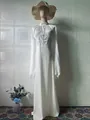 Elegantes weißes Maxikleid mit hohem Kragen, Korsett-Taille und langen Ärmeln - S / Kleider / Weiß
