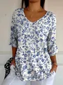 Gedetailleerde weergave van dames top met V-hals, blauwe bloemenprint en 3/4 mouwen - S / Tops / Meerkleurig 1