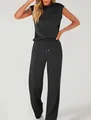 Vista frontal de un conjunto de top negro sin mangas y pantalones anchos con cordón. - S / Top Y Pantalón / Negro