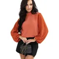 Detailansicht einer eleganten orangefarbenen Bluse mit strukturierten Laternenärmeln - S / Oberteile / Orangerot