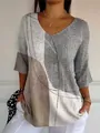 Detailopname van een casual damestop met V-hals en modieuze geometrische 3D-geprinte print. - S / Tops / Patroon 8