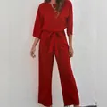 Elegante tuta rossa da donna con cintura in vita e design a gamba larga per l'estate - Taglia S / Tute intere / Rosso