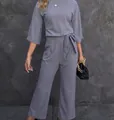 Elegante tuta intera grigia a figura intera con vestibilità comoda e cintura - Taglia S / Tute intere / Grigio