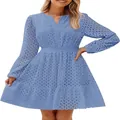 Dettaglio ravvicinato del ricamo a occhielli su questo abito in cotone blu con scollo a V. - Celeste