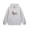 Dettaglio di una felpa con cappuccio grigia oversize con grafica di cane e tasca frontale - Taglia S / Top / Grigio