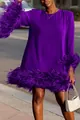 Detailansicht des leuchtend violetten lockeren Kleides mit elegantem Federbesatz - M / Kleider / Dunkelviolett