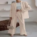 Completo elegante beige da donna in due pezzi con giacca blazer e pantaloni larghi - Taglia S / Top E Pantaloni / Albicocca