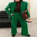Elegante completo da donna in due pezzi con blazer oversize e pantaloni larghi verde smeraldo - Verde